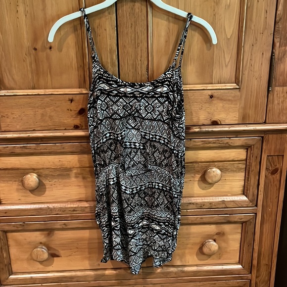 Forever 21 open back patterned romper with pockets - Picture 2 of 4